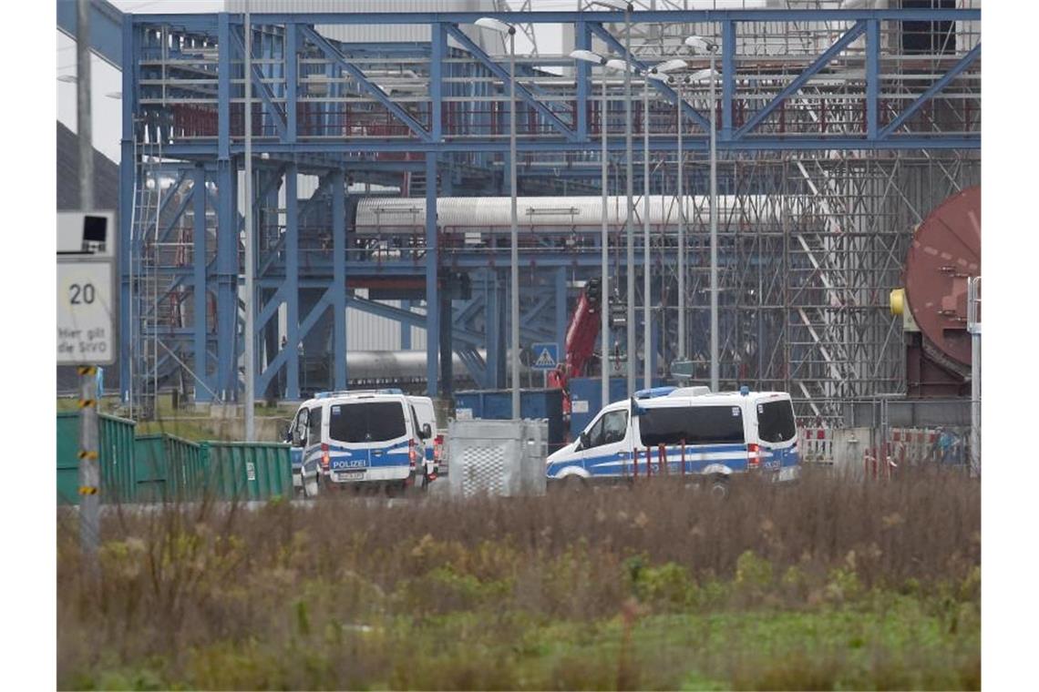 Die Polizei ist auf dem Kraftwerksgelände im Einsatz. Foto: Caroline Seidel/dpa