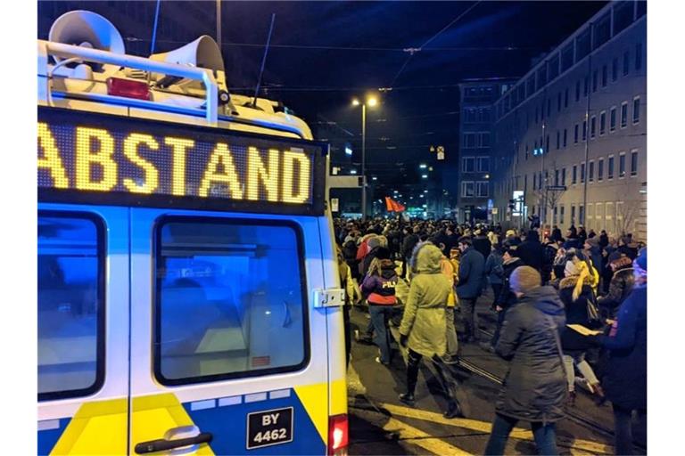 Die Polizei ist bei einer Demonstration von Maßnahmen- und Impfgegnern in Nürnberg im Einsatz. Foto: Gregor Bauernfeind/dpa