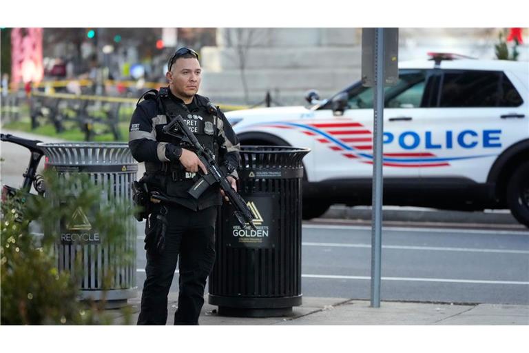 Die Polizei ist im Einsatz, nachdem zwei Mitglieder der Nationalgarde von Schüssen getroffen wurden.