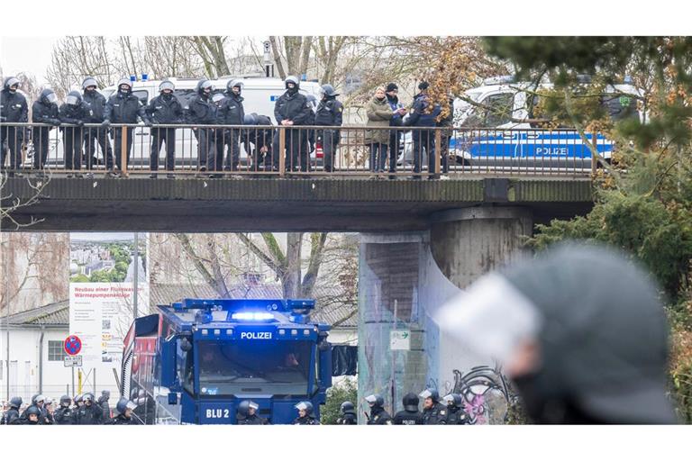 Die Polizei ist in Gießen mit einem Großaufgebot im Einsatz.