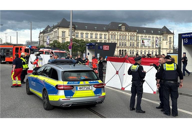 Die Polizei ist mit einem Großaufgebot vor Ort.