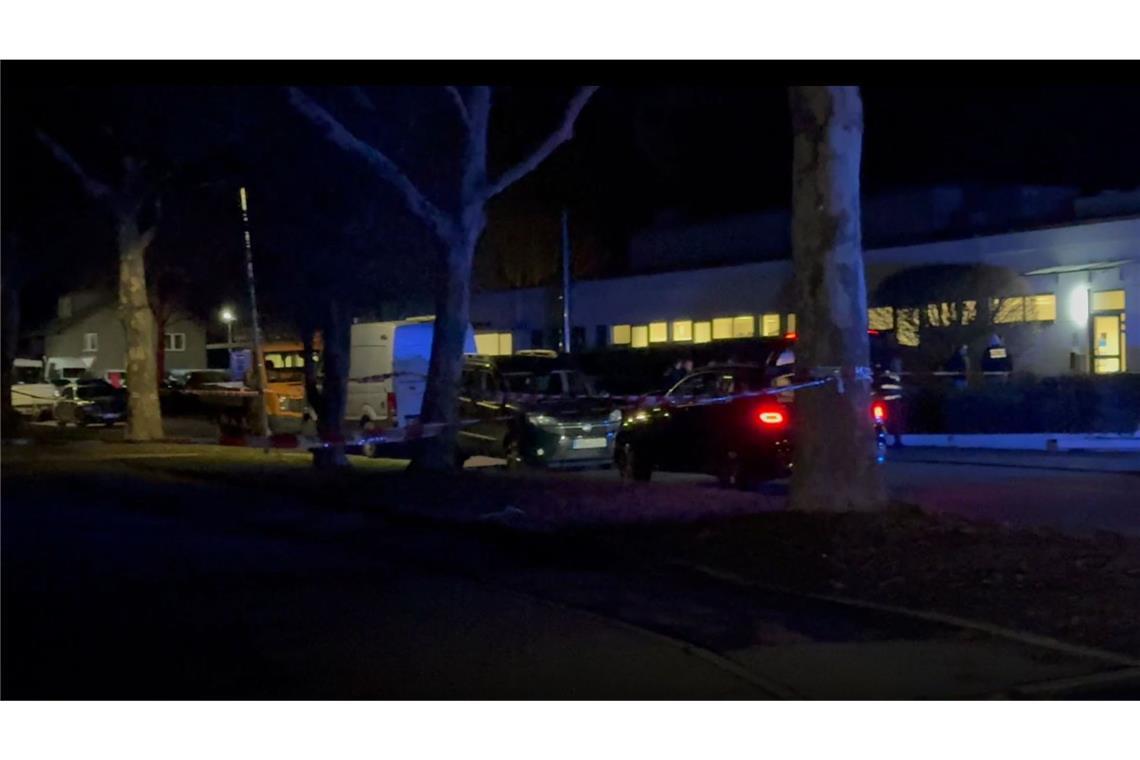 Zwei Tote bei Schüssen in Firma nahe Heilbronn „Die Polizei ist mit einem Großaufgebot vor Ort“, schrieb die Polizei in einer Mitteilung. Auch ein Spezialeinsatzkommando (SEK) war im Einsatz.
