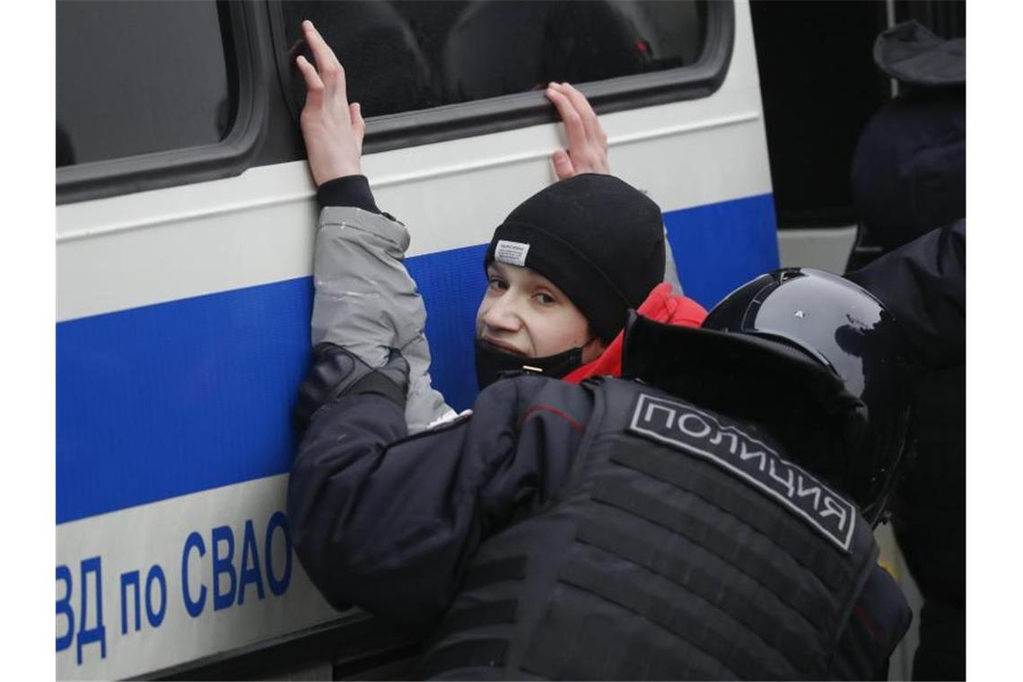 Die Polizei ist mit einem riesigen Aufgebot im Moskauer Stadtzentrum. Auch die auf Anti-Terror-Einsätze spezialisierte Sonderpolizei OMON hat Stellung bezogen. Foto: Pavel Golovkin/AP/dpa