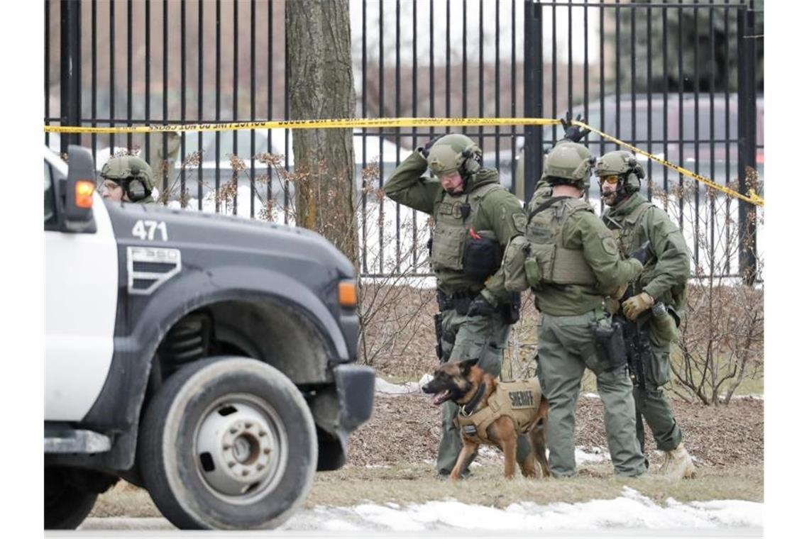 Schütze tötet fünf Menschen in Brauerei in Milwaukee Die Polizei ist mit mehreren Einsatzkräften am Tatort. Foto: Morry Gash/AP/dpa