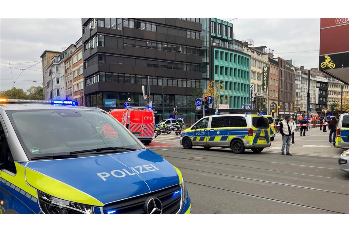 Polizei schießt in Düsseldorfer Zentrum auf Mann mit Waffe Die Polizei ist zu einem größeren Einsatz ausgerückt.