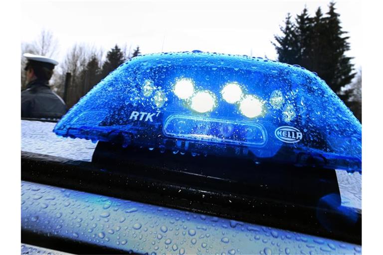 Die Polizei konnte den 18-Jährigen nach der Tat in einem Krankenhaus festnehmen (Symbolbild). Foto: Karl-Josef Hildenbrand/dpa