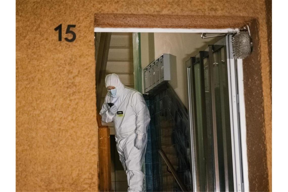 Frau in Hannover erstochen - Lebenspartner stellt sich Die Polizei konnte die Frau nur noch tot in ihrer Wohnung in Hannover finden. Ein Kriminaltechniker sucht nach Spuren. Foto: Ole Spata/dpa