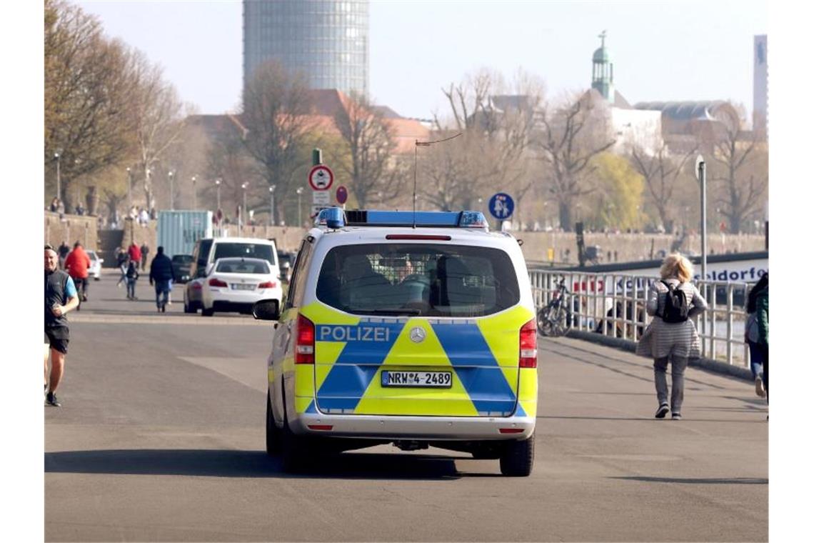 Die Polizei kontrolliert an der Rheinufer Promenade in Düsseldorf die Einhaltung der Vorsichtsmaßnahmen gegen die Coronavirus-Pandemie. Foto: David Young/dpa