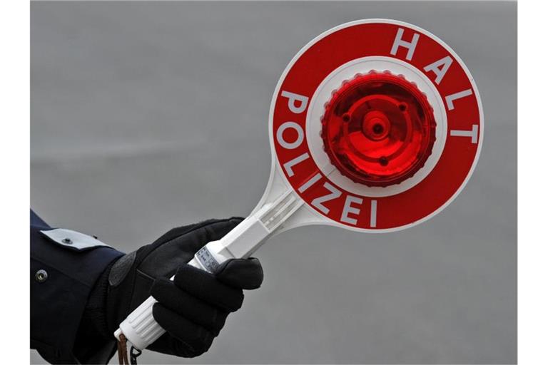Die Polizei kontrolliert den Verkehr. Foto: Matthias Hiekel/Archivbild