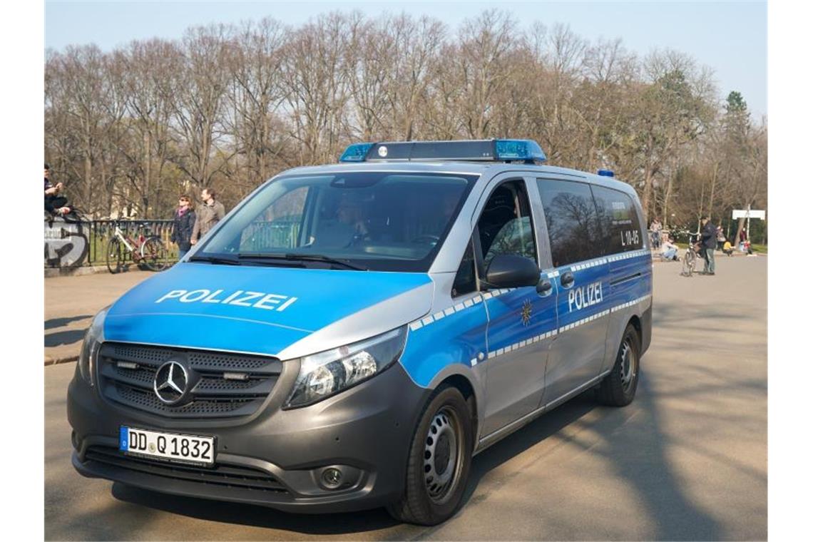 Die Polizei kontrolliert die Einhaltung der Vorsichtsmaßnahmen gegen die Coronavirus-Pandemie in einem Leipziger Park. Foto: Peter Endig/dpa-Zentralbild/dpa