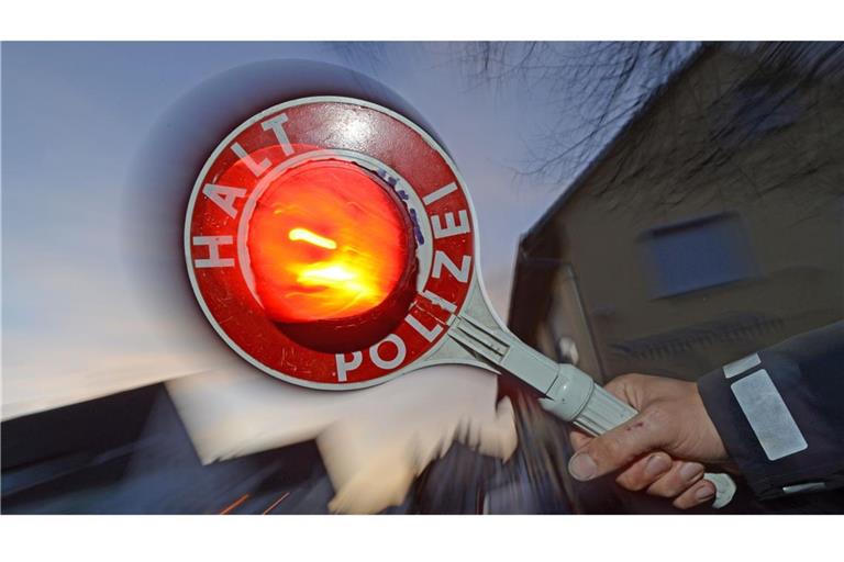 Die Polizei kontrolliert ein Auto. (Symbolbild).