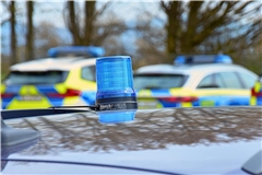 Die Polizei kontrollierte den Mann auf der Alten Bundesstraße. Symbolfoto: Tobias Sellmaier