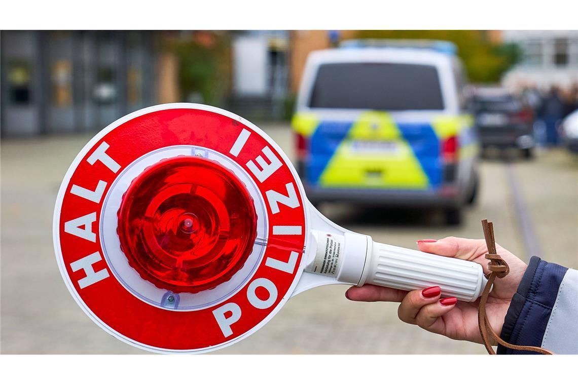 Autofahrer seit zehn Jahren ohne Führerschein unterwegs Die Polizei kontrollierte einen Fahrer, der seit zehn Jahren ohne Führerschein Auto fährt (Symbolbild) .