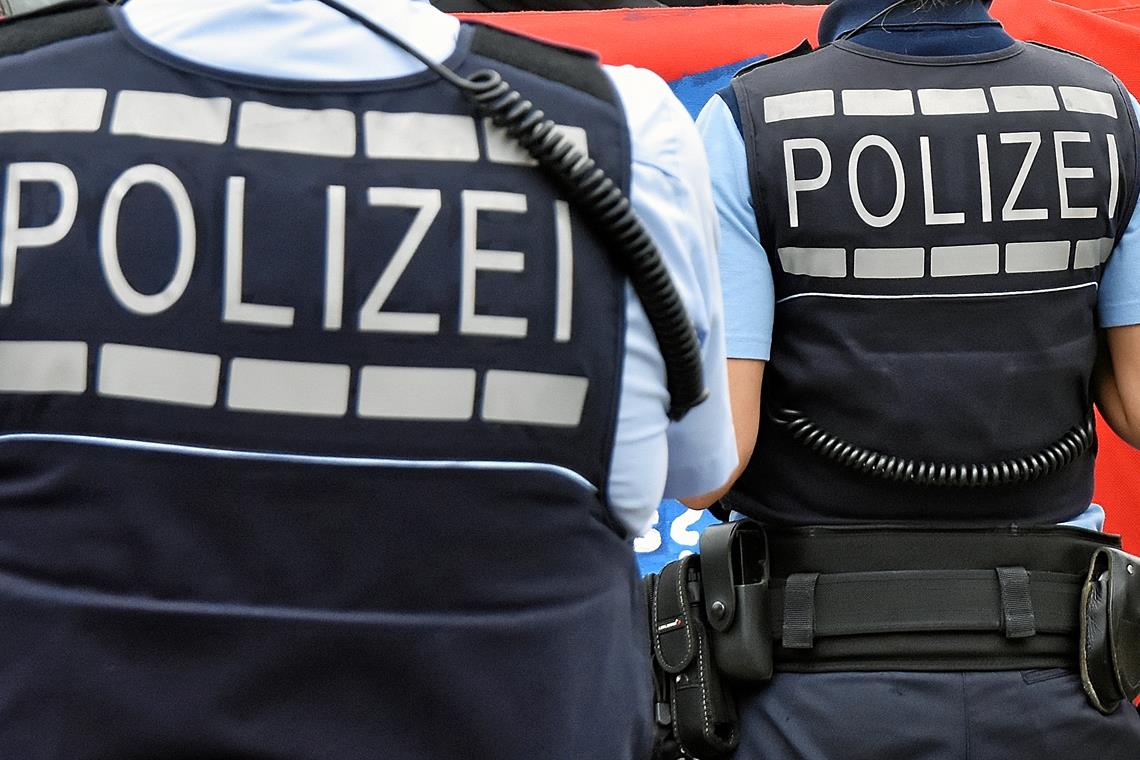 Auf der B14 läuft’s wie geschmiert Die Polizei musste sich um einen Unfall auf der B 14 kümmern, bei dem ein Lebensmittelverkaufsanhänger beteiligt war. Foto: Sellmaier