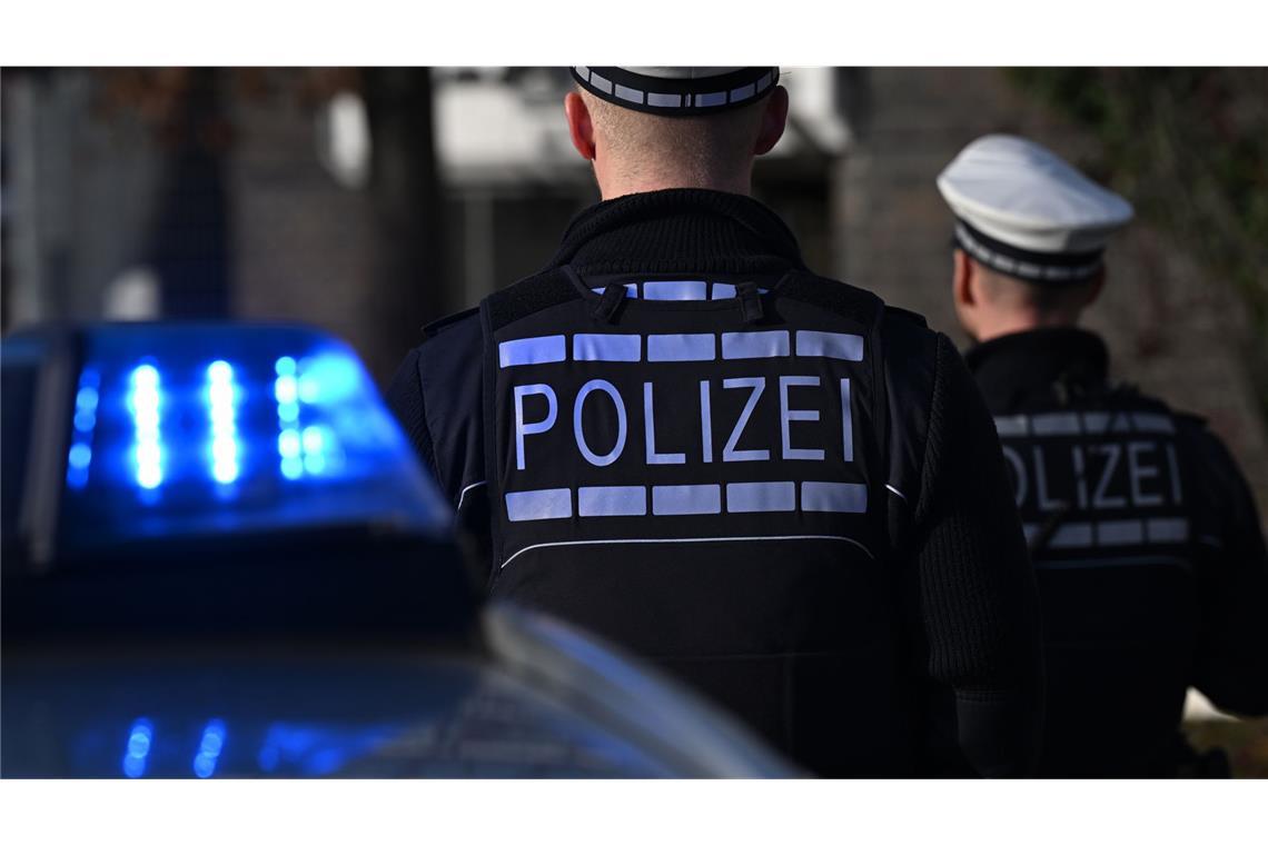 24-Jähriger sticht mit Messer auf Ehemann seiner Ex-Partnerin ein Die Polizei nahm den Verdächtigen fest (Symbolbild).