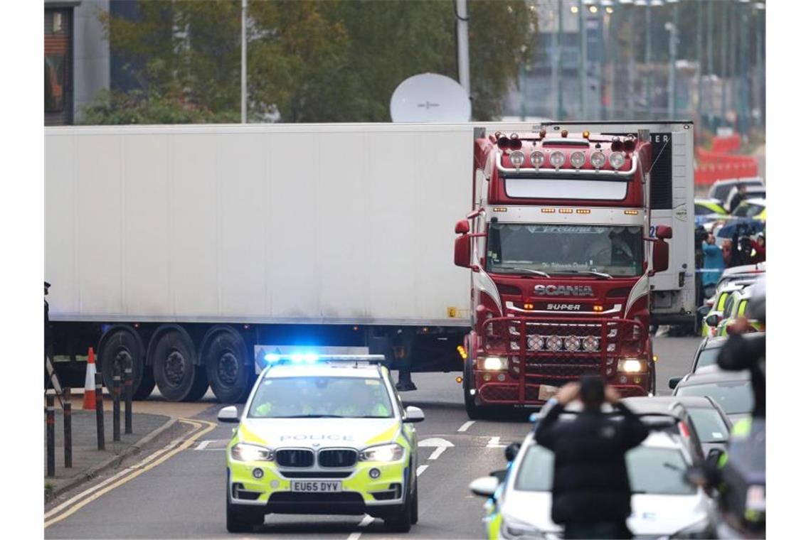 Außenministerium in Peking: Tote im Lkw-Anhänger aus China Die Polizei nahm einen 25 Jahre alten Mann aus dem britischen Nordirland fest. Foto: Stefan Rousseau/PA Wire/dpa