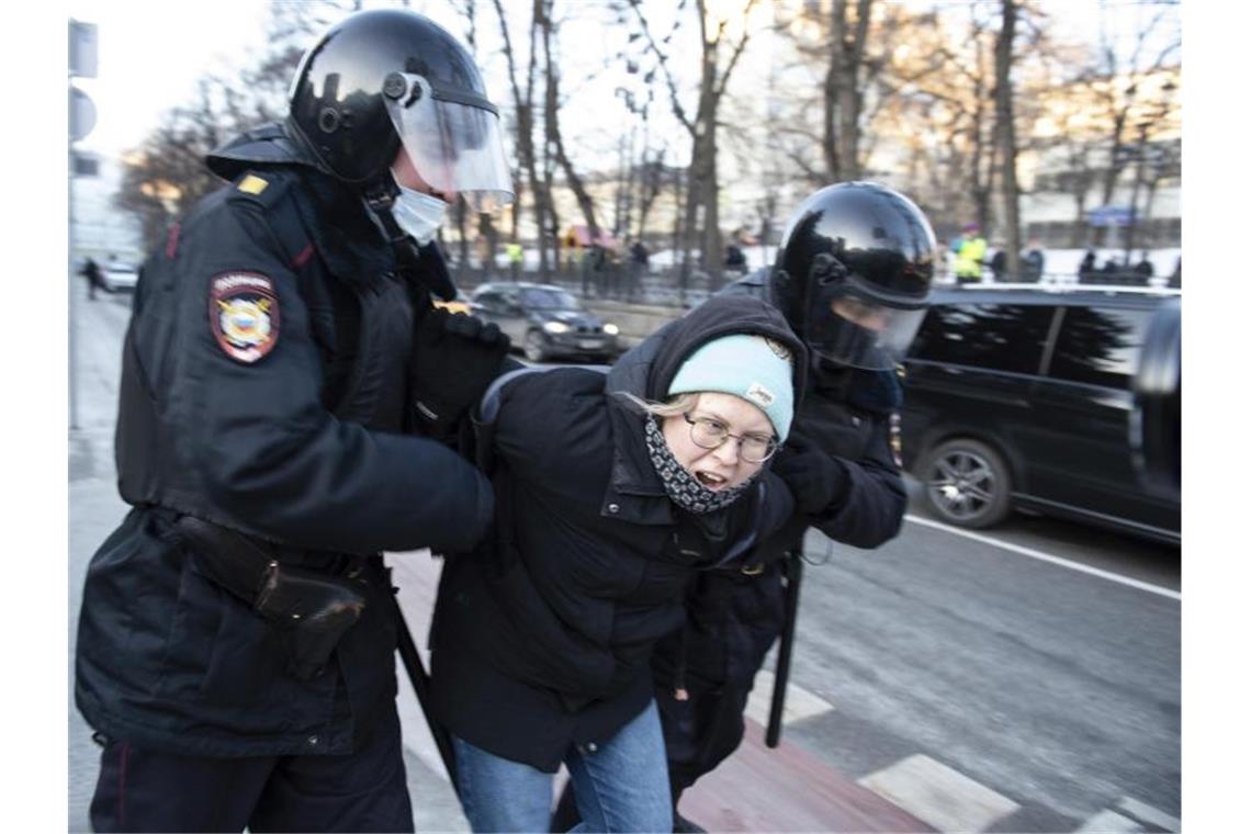 Bürgerrechtler: Festnahmen bei Demonstrationen in Russland Die Polizei nimmt eine Demonstrantin während einer Protest-Aktion gegen Russlands Invasion in die Ukraine fest (Archivbild vom 27. Februar). Foto: Denis Kaminev/AP/dpa