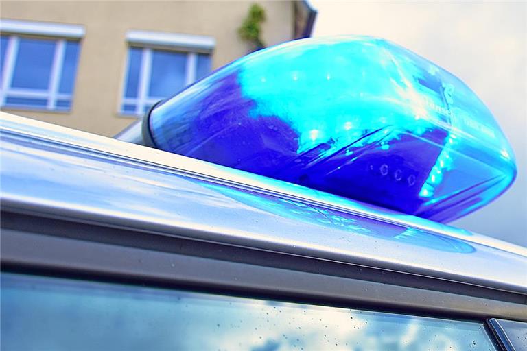 Polizei nimmt aggressiven Partybesucher in Fornsbach fest Die Polizei nimmt einen aggressiven 29-Jährigen fest. Symbolfoto: Tobias Sellmaier