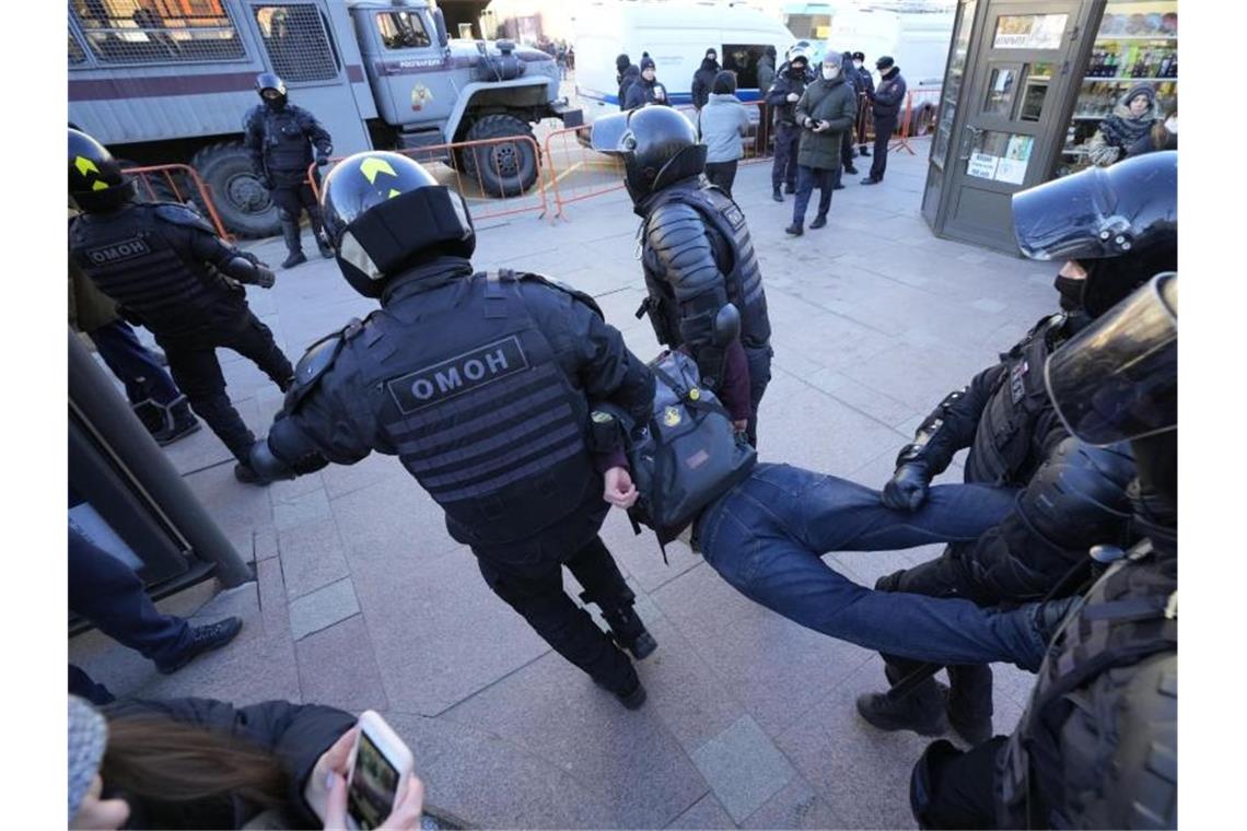 Bürgerrechtler: Über 800 Festnahmen bei Demos in Russland Die Polizei nimmt einen Demonstranten während einer Aktion gegen Russlands Invasion in die Ukraine fest. Foto: Dmitri Lovetsky/AP/dpa