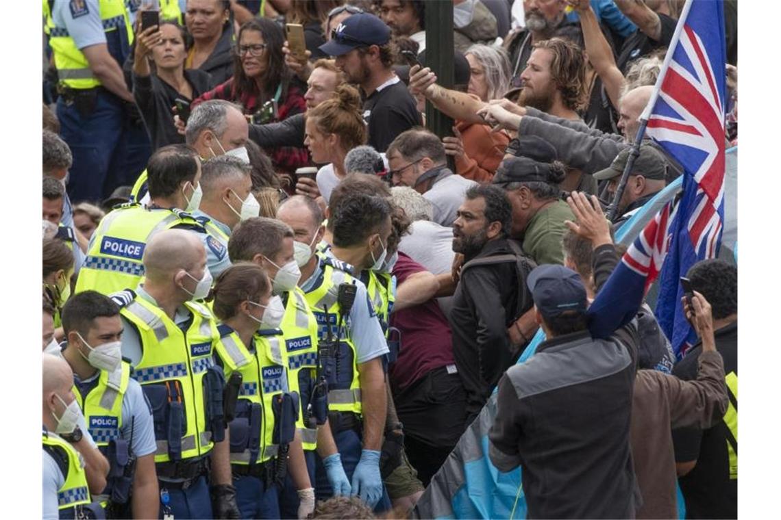 Die Polizei nimmt Menschen fest, die vor dem Parlament im neuseeländischen Wellington gegen eine Coronavirus-Impfpflicht protestieren. Foto: Mark Mitchell/NZME via AP/dpa