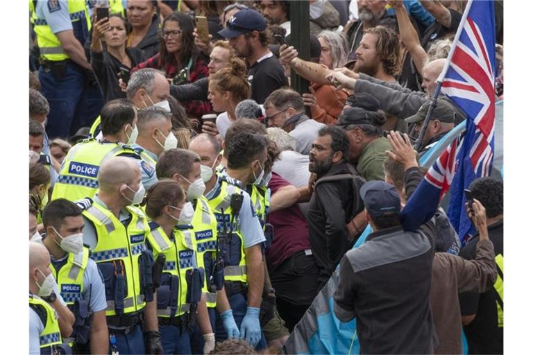 Die Polizei nimmt Menschen fest, die vor dem Parlament im neuseeländischen Wellington gegen eine Coronavirus-Impfpflicht protestieren. Foto: Mark Mitchell/NZME via AP/dpa