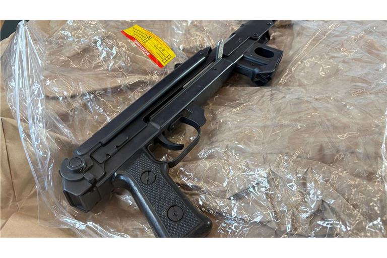Waffenarsenal in Remscheid entdeckt Die Polizei präsentierte sichergestellte Waffen.