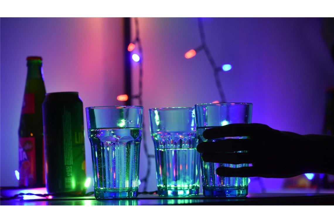 Expertin fordert mehr Aufklärung und Tests zu K.-o.-Tropfen Die Polizei rät: Getränke bei Partys nie unbeaufsichtigt lassen. (Symbolbild)