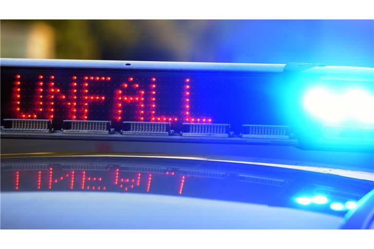 Die Polizei regelt den Verkehr (Symbolbild).