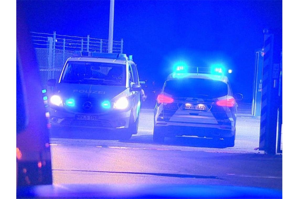 Auto durchbricht Flughafenzaun - Passagierjet stoppt Landung Die Polizei rückte mit etlichen Einsatzkräften und Fahrzeugen aus, da ein Anschlag zunächst nicht ausgeschlossen werden konnte. Foto: Guido Schulmann/tv-niederrhein/dpa