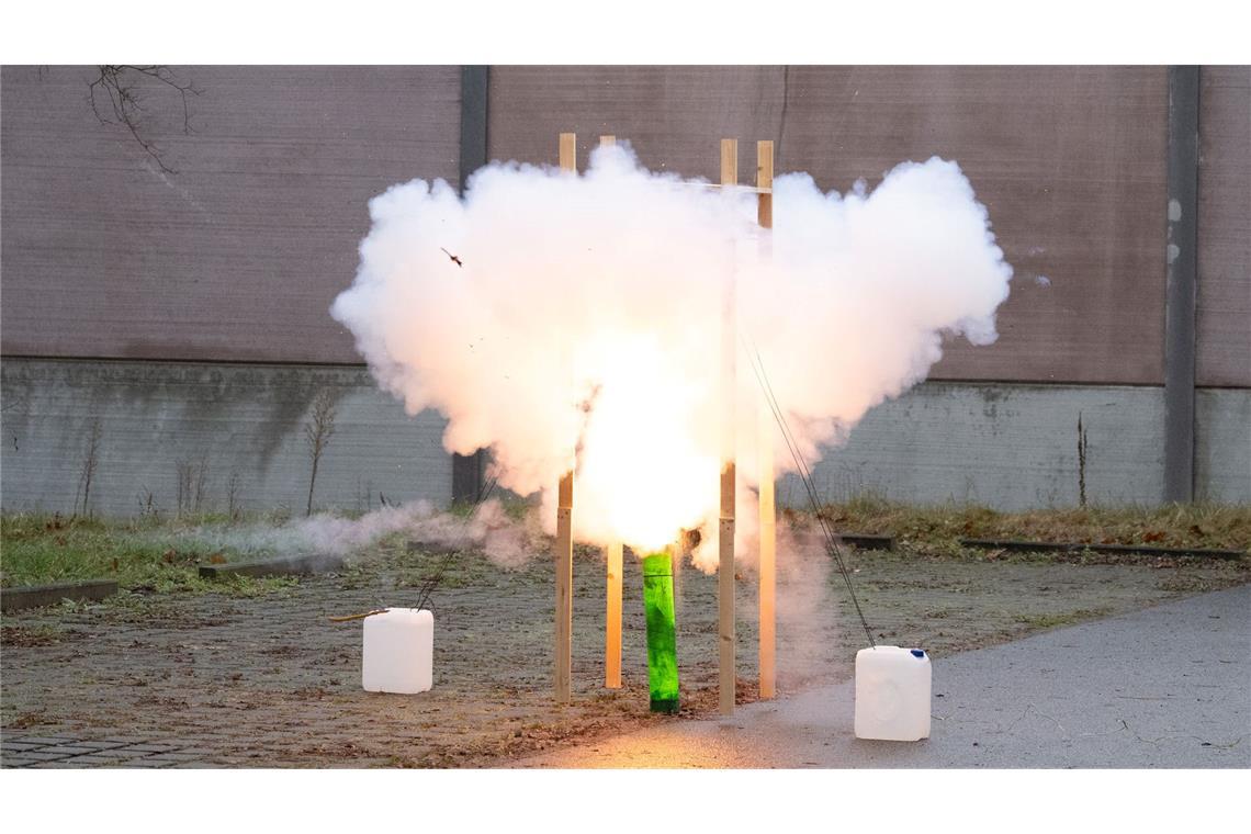 Die Polizei ruft zu sorgsamem Umgang mit Pyrotechnik auf.