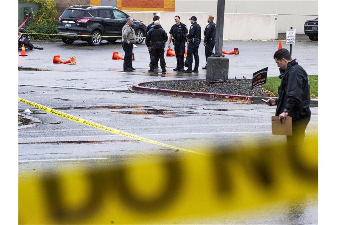 Die Polizei sammelt Beweise am Tatort in der Nähe des Boise Towne Square. Foto: Darin Oswald/Idaho Statesman/AP/dpa