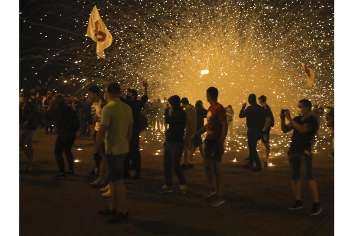 Polizeigewalt in Belarus: Oppositionelle flieht in EU Die Polizei setzt bei einem Protest in Minsk Rauchgranaten gegen Demonstranten ein. Foto: Uncredited/AP/dpa
