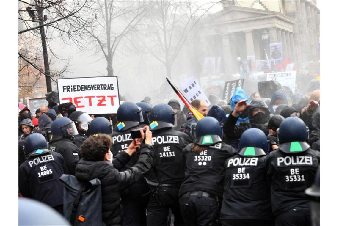 Die Polizei setzt bei einer Demonstration gegen die Corona-Einschränkungen der Bundesregierung vor dem Brandenburger Tor Wasserwerfer ein. Foto: Paul Zinken/dpa