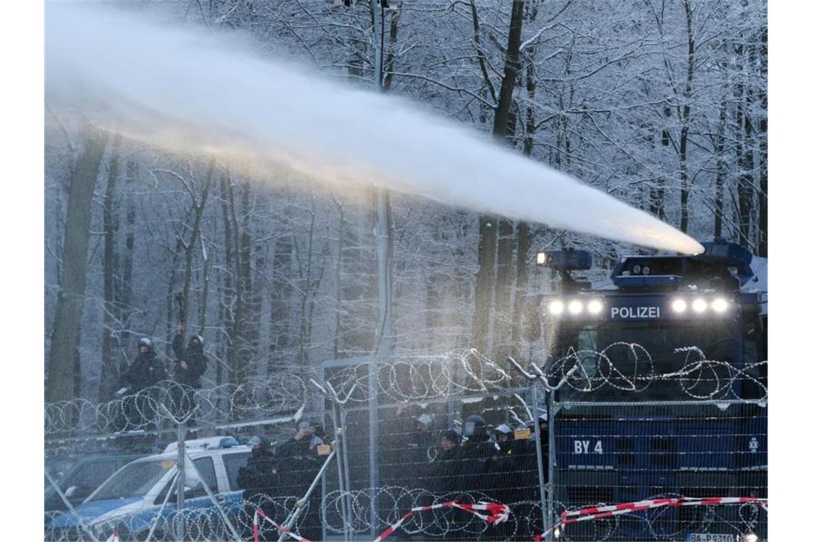 Die Polizei setzt einen Wasserwerfer ein. Im Dannenröder Forst haben Ausbaugegner erneut Barrikaden errichtet und Pyrotechnik abgebrannt. Foto: Nadine Weigel/Nadine Weigel