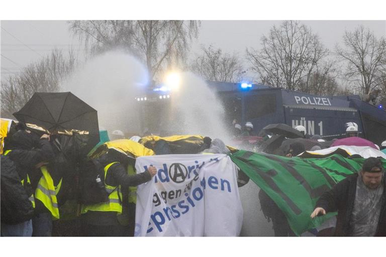 Die Polizei setzt gegen Blockaden in Gießen bei den Protesten gegen die neue AfD-Jugendorganisation auch Wasserwerfer ein.