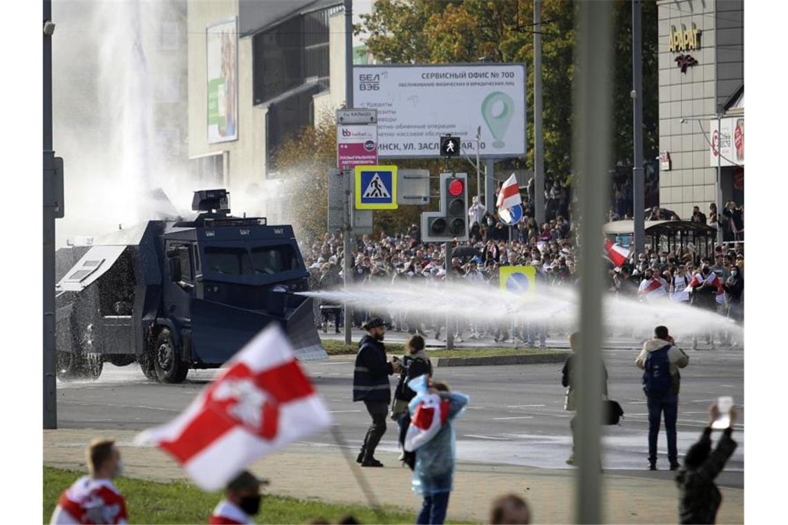 Die Polizei setzt in Minsk einen Wasserwerfer gegen Demonstranten ein. Foto: Uncredited/AP/dpa
