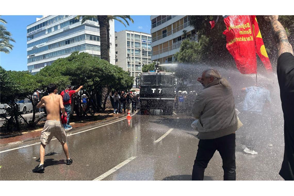 Die Polizei setzt Wasserwerfer gegen Demonstranten ein.