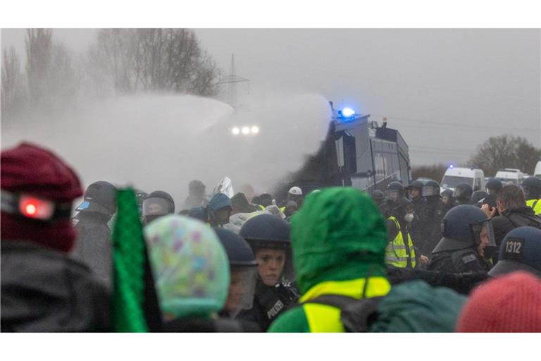 Die Polizei setzt Wasserwerfer gegen Demonstranten ein, die die B429 nahe der Lahnbrücke blockieren.