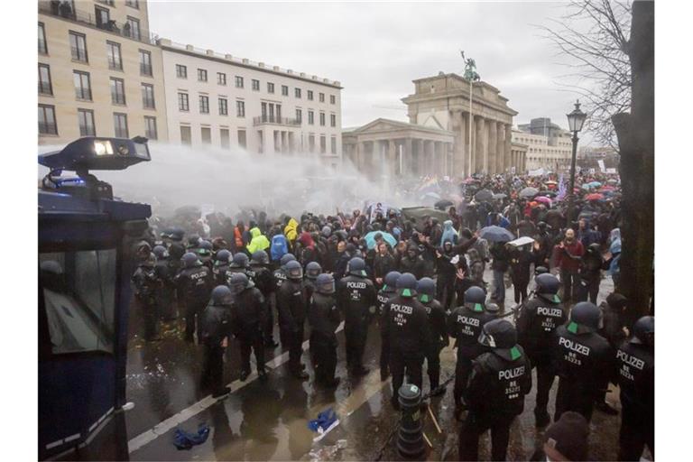 Die Polizei setzt Wasserwerfer gegen die Demonstranten ein. Foto: Christoph Soeder/dpa