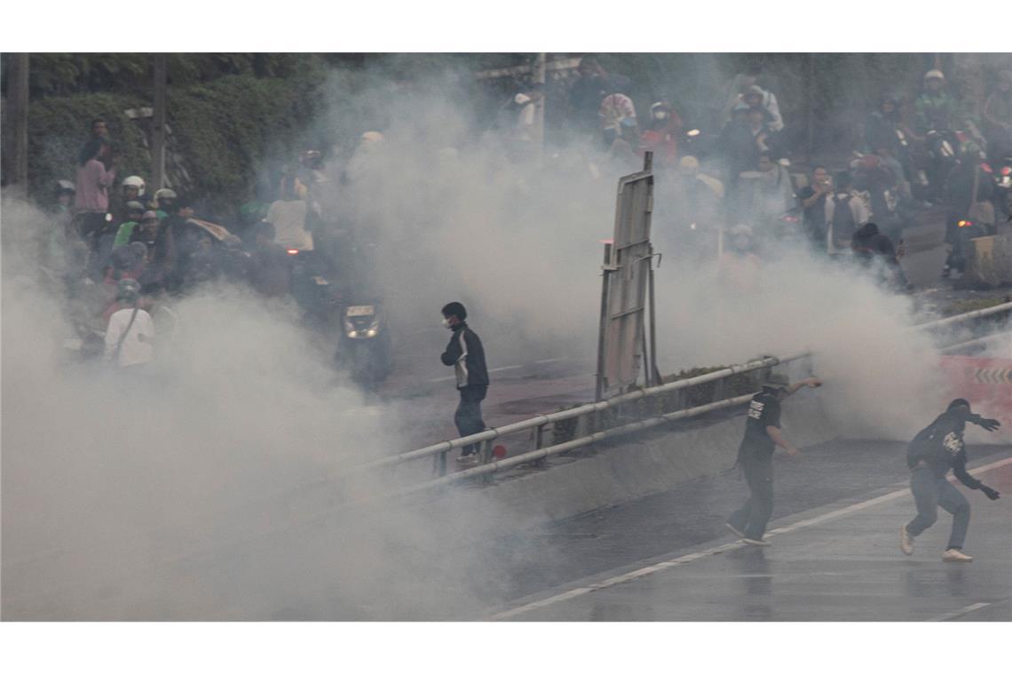 Indonesien: Massenproteste gegen Luxus-Zulagen für Politiker Die Polizei setzte auch Tränengas ein.