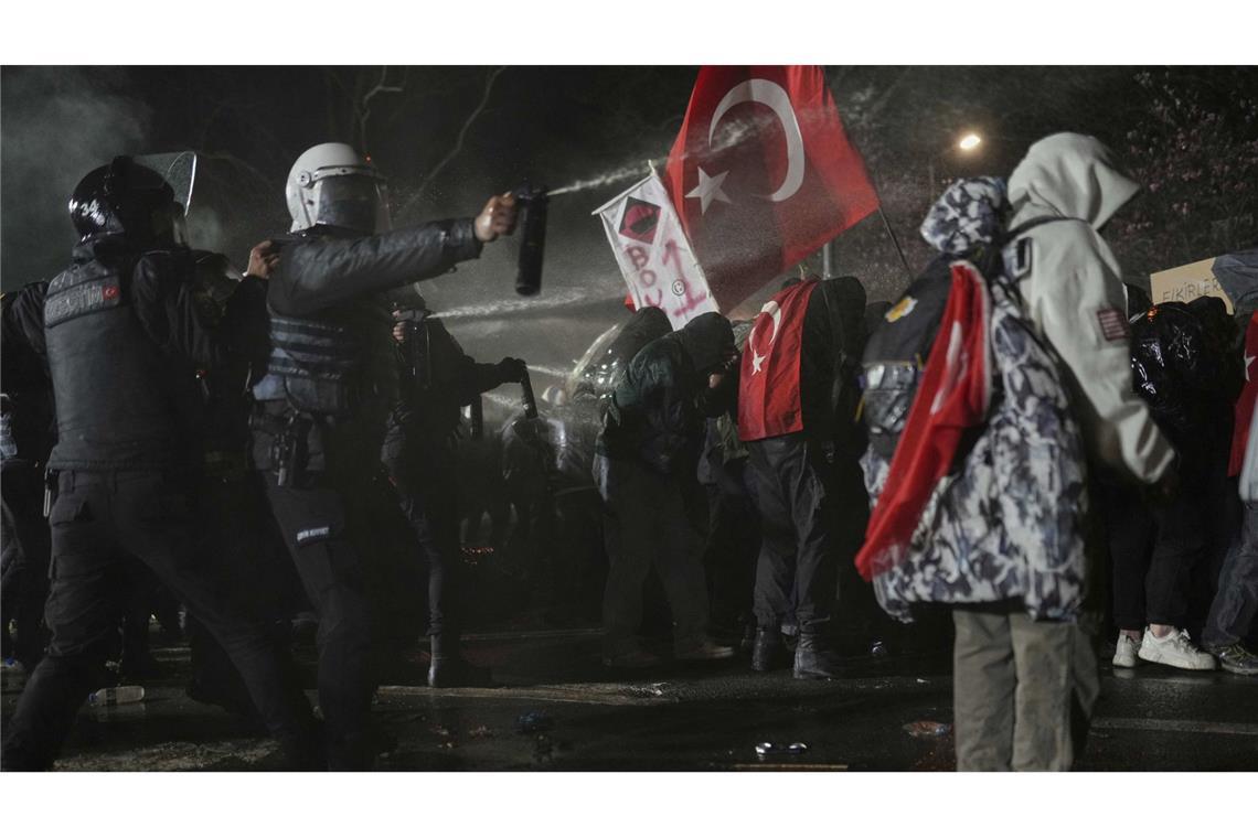 Massenproteste gegen Inhaftierung von Erdogan-Rivalen Imamoglu Die Polizei setzte Berichten zufolge am späten Abend Wasserwerfer und Tränengas gegen die Demonstrierenden ein.