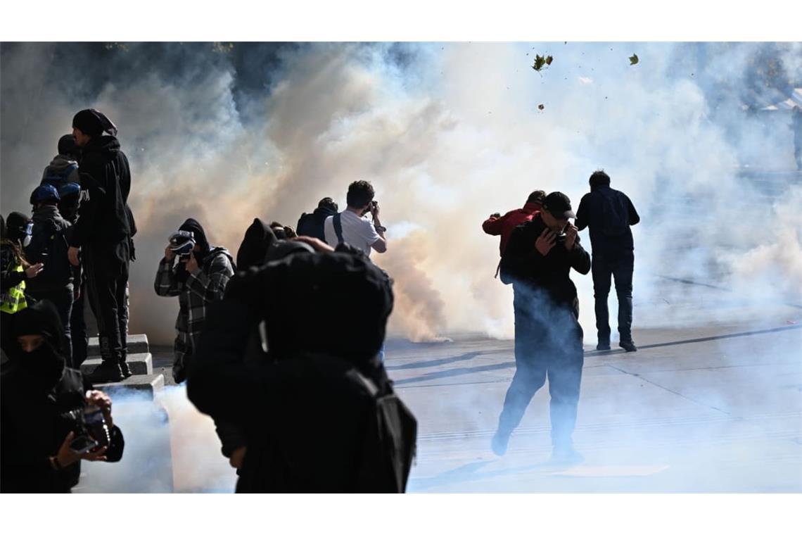 Die Polizei setzte in Paris auch Tränengas ein.