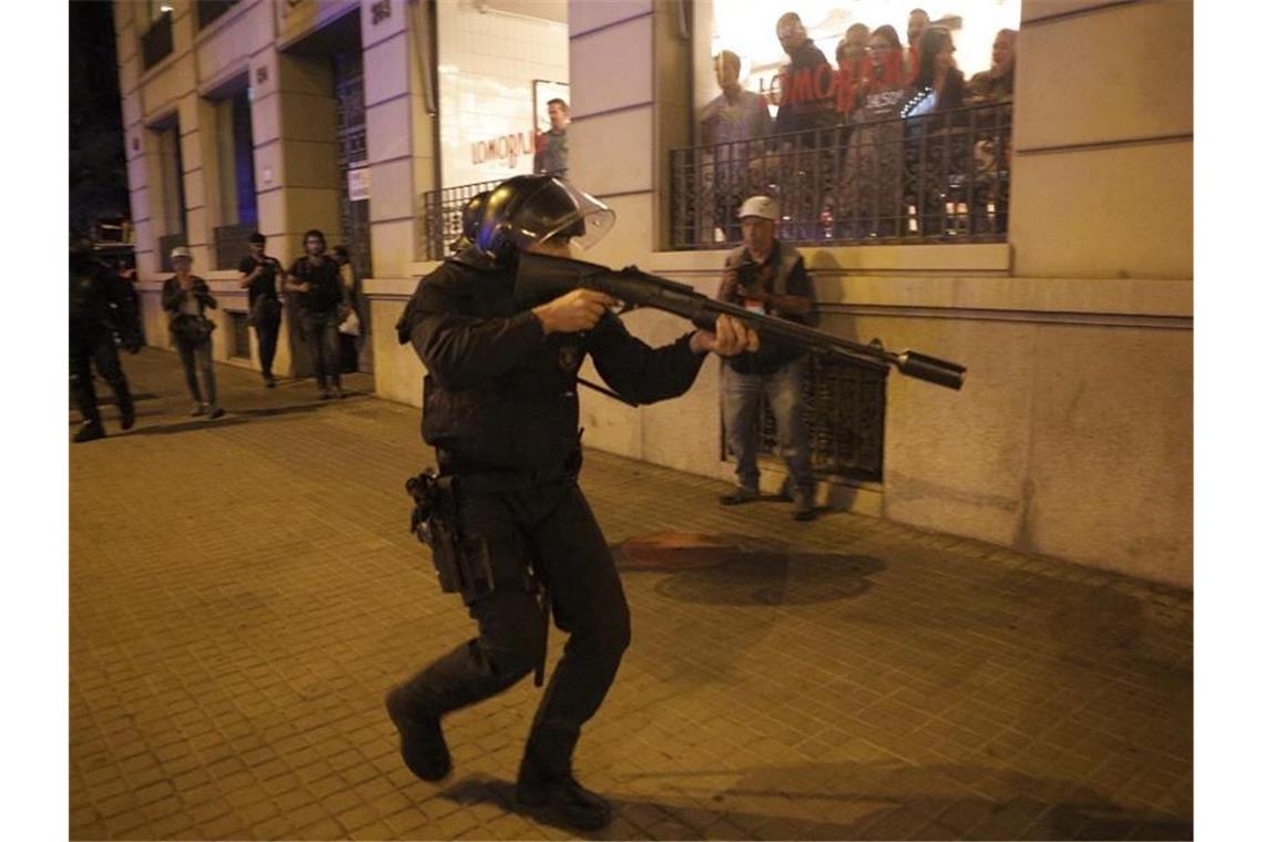 Die Polizei setzte nach eigener Aussage Schaumgeschosse ein. Foto: Joan Mateu/AP/dpa