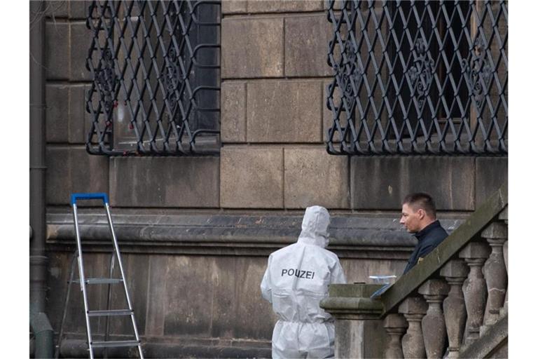 Die Polizei sichert am Grünen Gewölbe Spuren. Foto: Sebastian Kahnert/dpa-Zentralbild/dpa