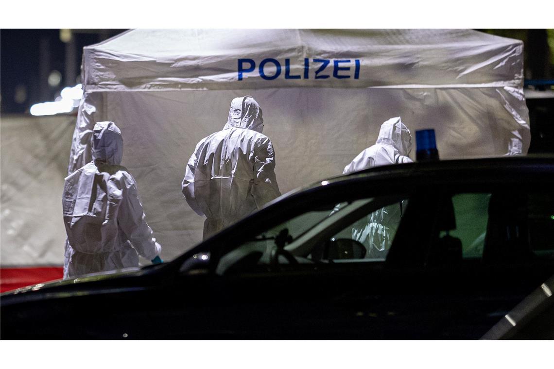 Die Polizei sichert am Tatort Spuren.