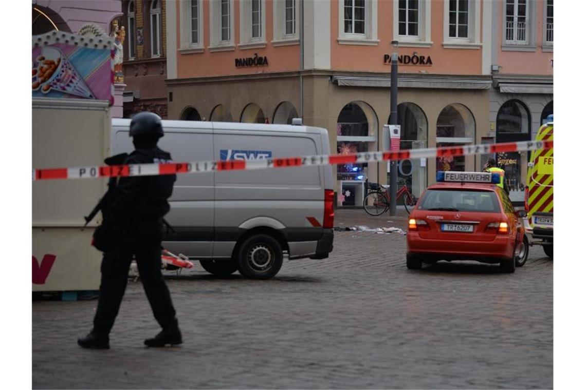 Die Polizei sichert den Tatort in der Innenstadt von Trier. Foto: Harald Tittel/dpa