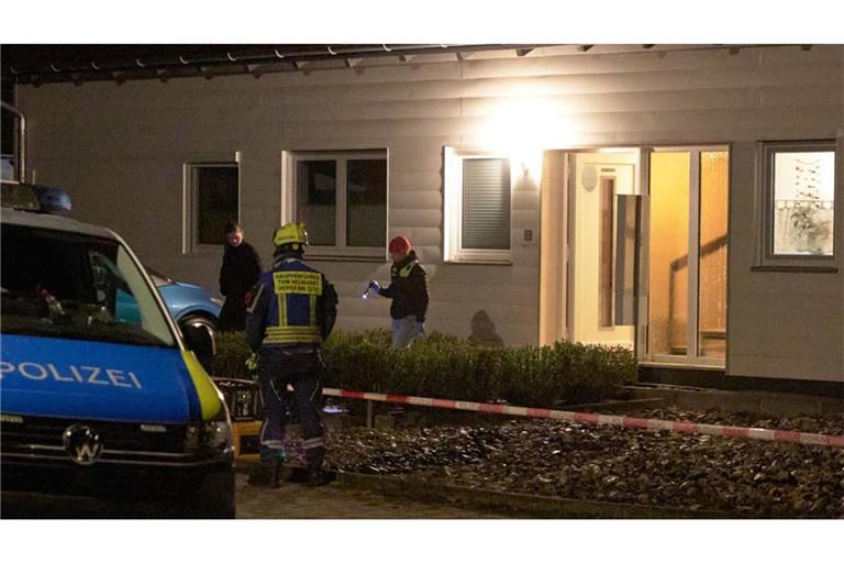 Die Polizei sichert den Tatort rund um das Haus des Tatverdächtigen. Bei einer Waffenkontrolle in der Oberpfalz sind eine Mitarbeiterin und ein Mitarbeiter des Landratsamts Neumarkt erschossen worden.