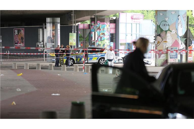 Die Polizei sichert in der Bielefelder Innenstadt Spuren. Hier soll ein Mann mehrere Menschen in der Nacht verletzt haben.