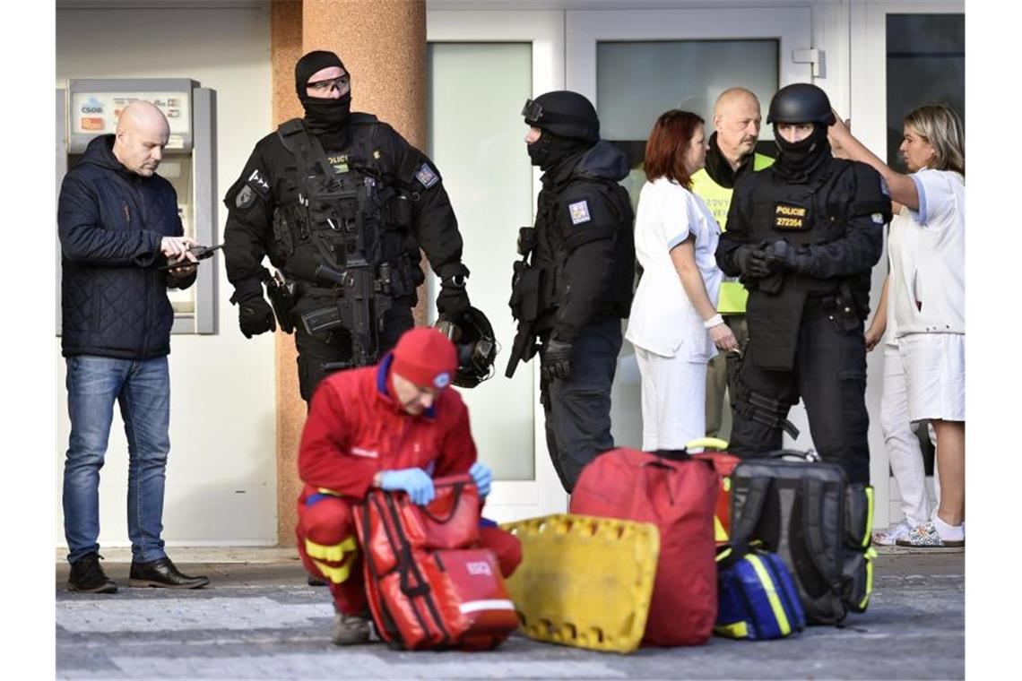 Sieben Tote nach Schüssen in Klinik an tschechischer Grenze Die Polizei sichert mit einem Großaufgebot das Krankenhausgelände. Foto: Jaroslav Oana/CTK/dpa