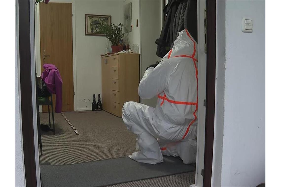 Senioren niedergestochen und beraubt: Verdächtiger gefasst Die Polizei sichert Spuren in der Wohnung des Tatverdächtigen. Foto: Stefan Tretropp/dpa